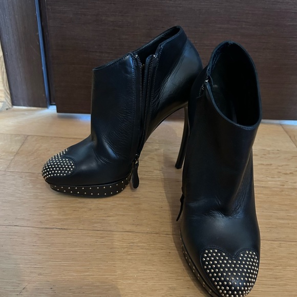 ALEXANDER MCQUEEN Black Leather Studded Heart-Toe Platform Bootie, Size 39 - Picture 8 of 8